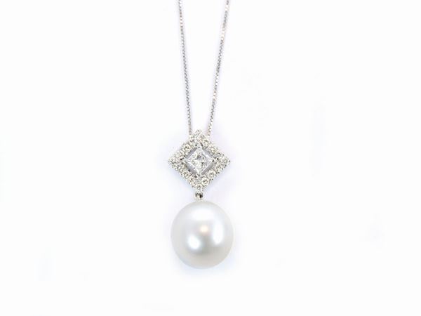 Catenina e pendente in oro bianco con diamanti e perla coltivata