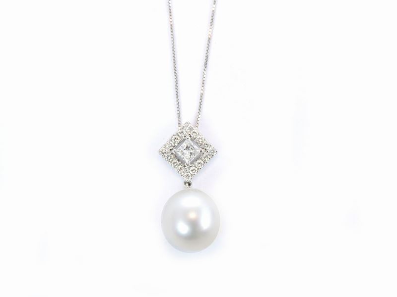 Catenina e Pendente in Oro Bianco con Diamanti e Perla Coltivata