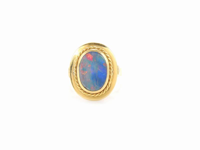 Anello in Oro Giallo con Opale Nero Nobile