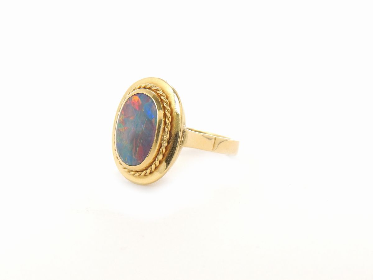 Anello in Oro Giallo con Opale Nero Nobile