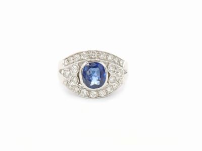 Anello a Fascia in Oro Bianco con Diamanti e Zaffiro