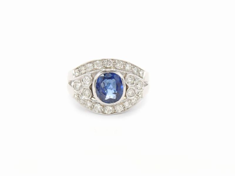 Anello a Fascia in Oro Bianco con Diamanti e Zaffiro
