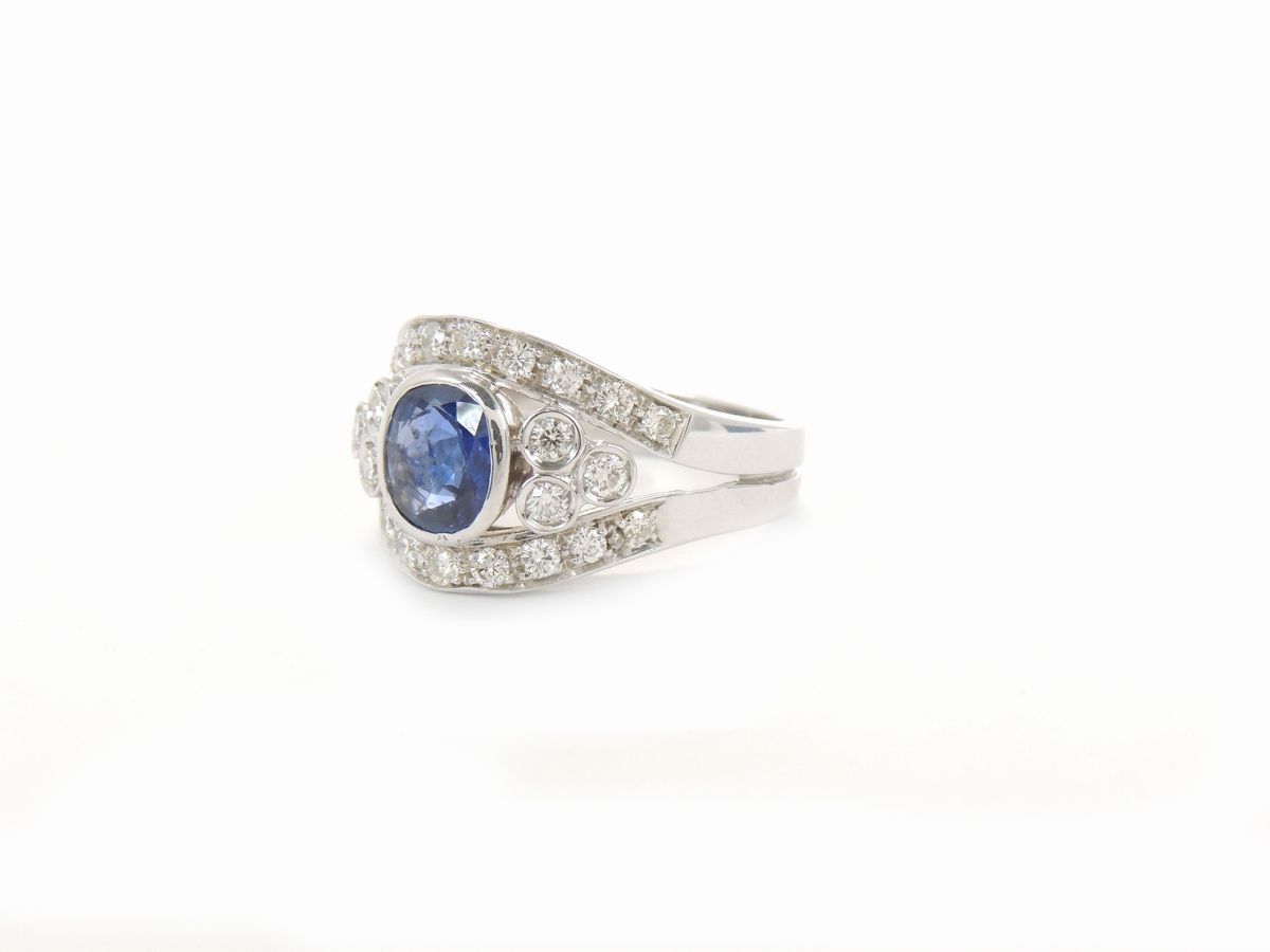 Anello a Fascia in Oro Bianco con Diamanti e Zaffiro