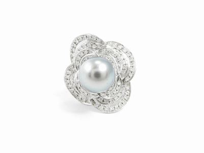 Anello in Oro Bianco Mikawa con Diamanti e Perla Coltivata Tahiti