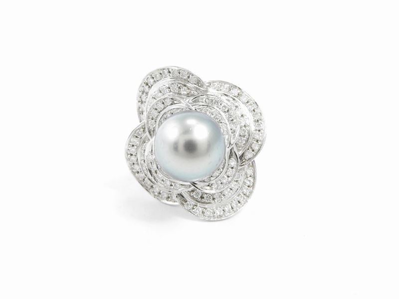 Anello in Oro Bianco Mikawa con Diamanti e Perla Coltivata Tahiti