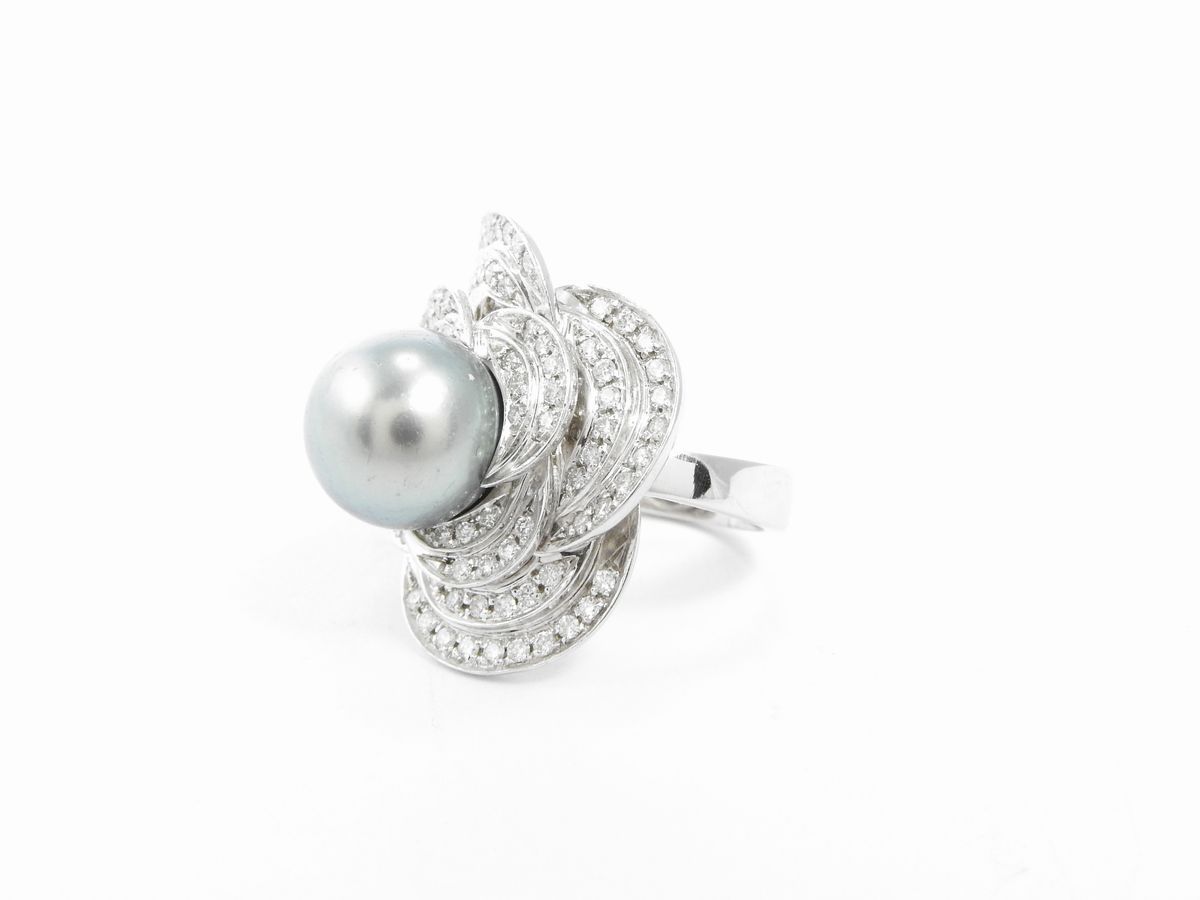 Anello in Oro Bianco Mikawa con Diamanti e Perla Coltivata Tahiti