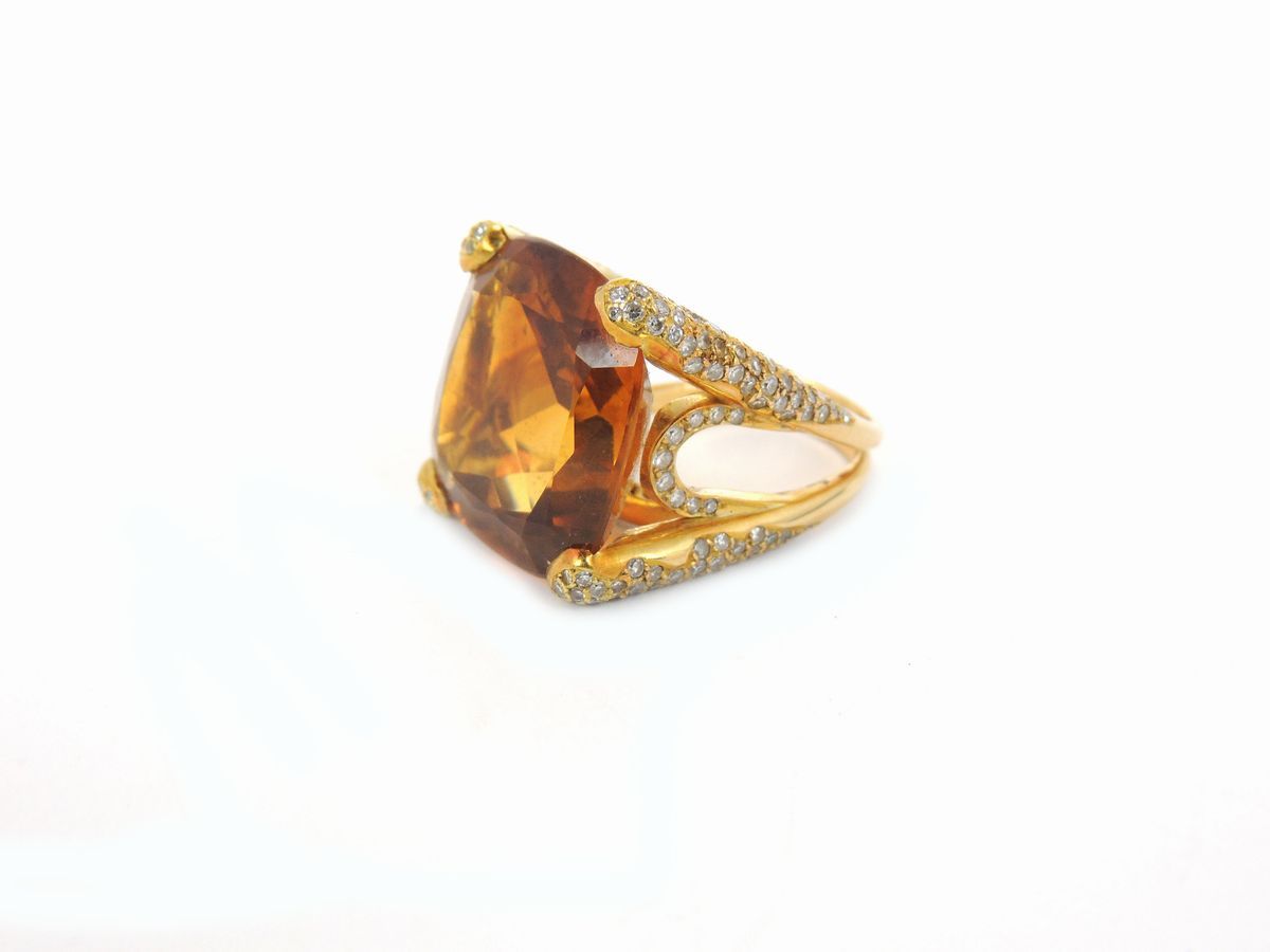 Anello in Oro Giallo con Diamanti e Quarzo Citrino