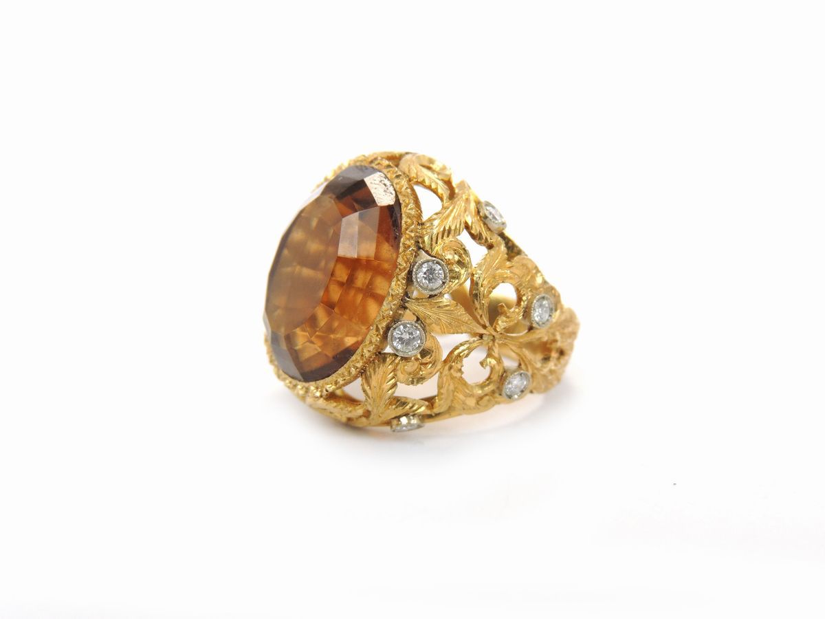 Anello in Oro Giallo con Diamanti e Quarzo Madera