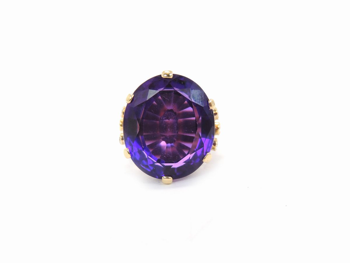 Anello in Oro Giallo con Diamanti e Quarzo Ametista Sintetico