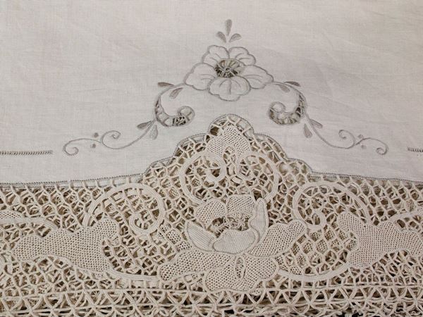 Ecrù linen tablecloth