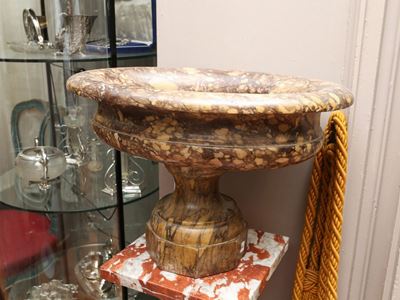 Grande Acquasantiera in Marmo Breccia