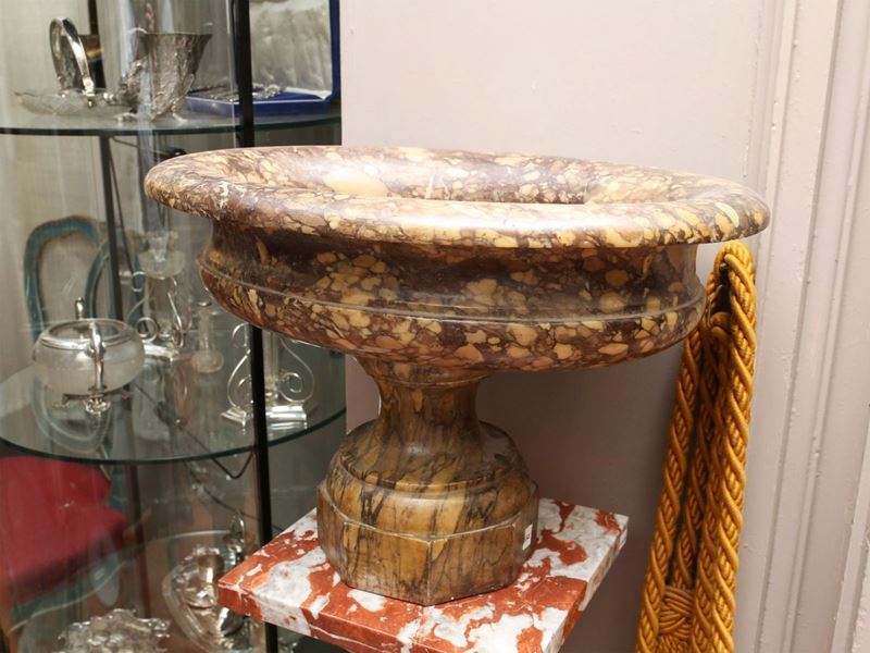 Grande Acquasantiera in Marmo Breccia
