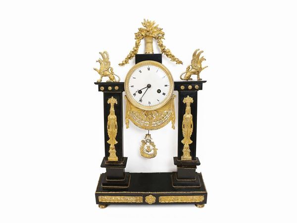 Orologio a tempietto in marmo nero e bronzo dorato