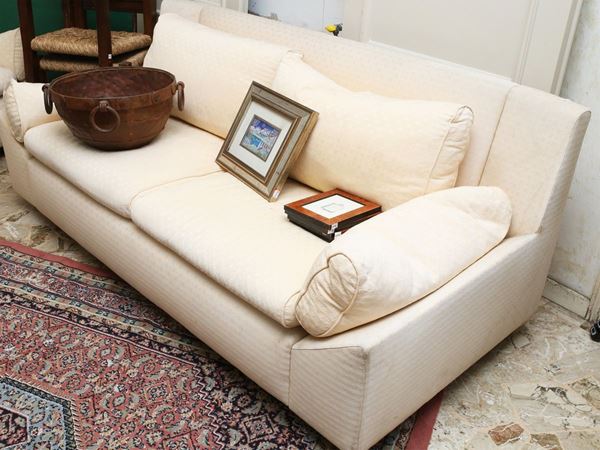 An upholsterd sofa with pouff