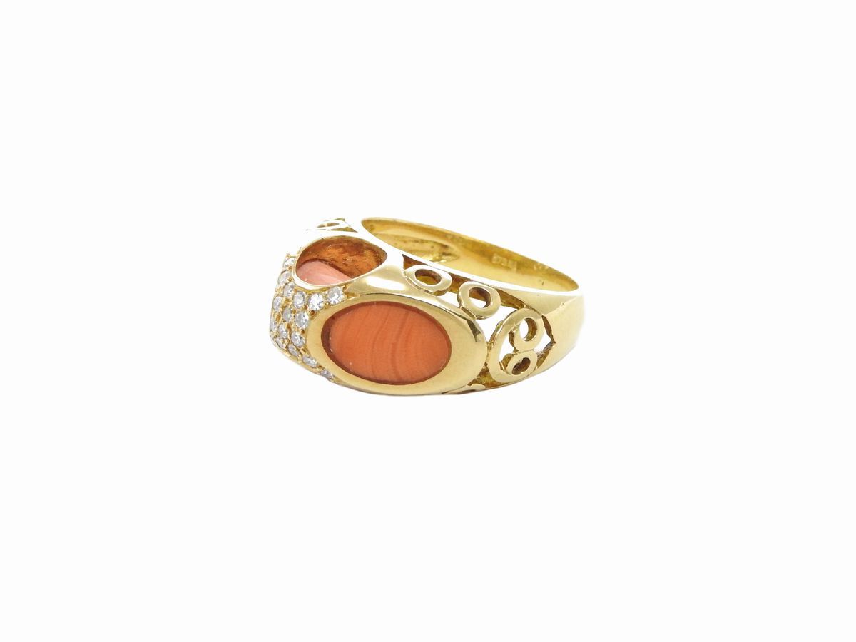 Anello in Oro Giallo con Diamanti e Corallo Arancio