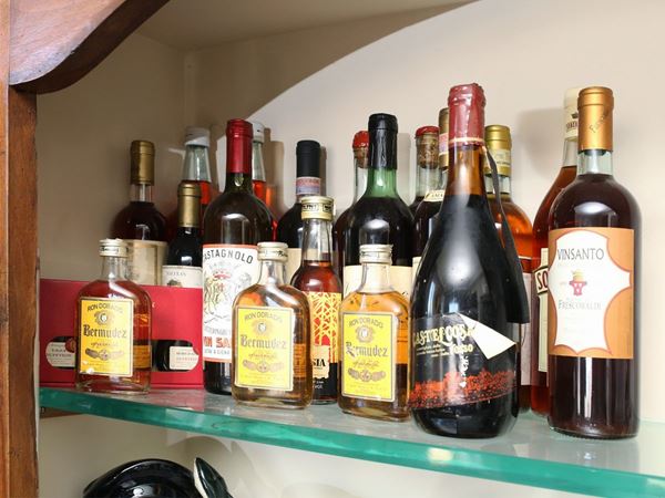 Miscellanea di diciotto bottiglie di liquori