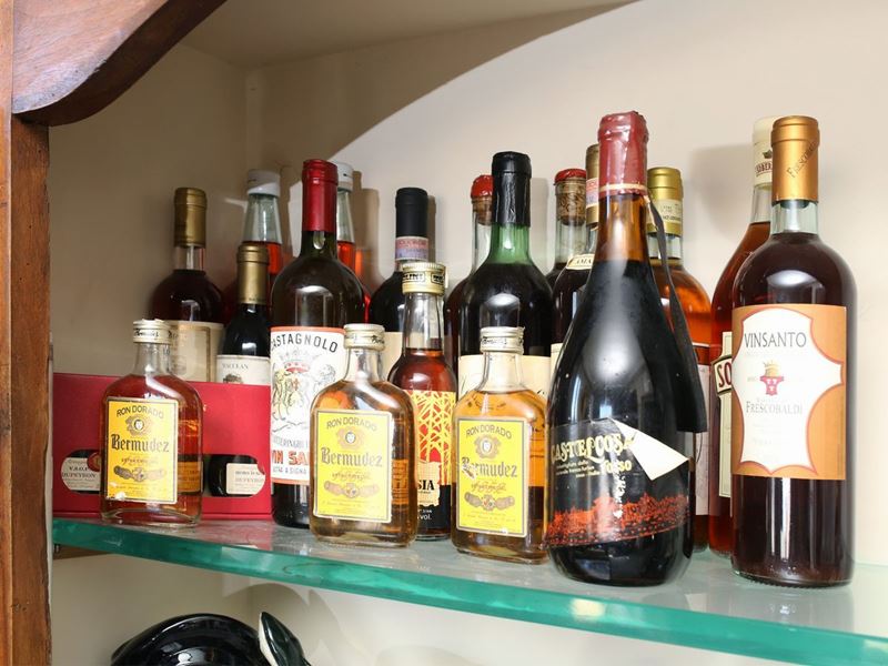 Miscellanea di Diciotto Bottiglie di Liquori