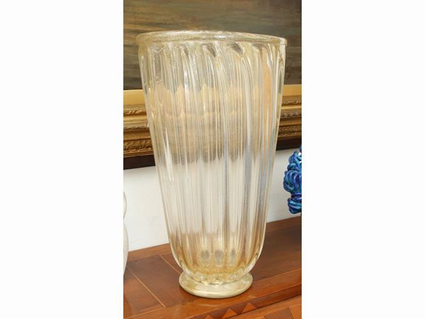 Large ribbed vase in colourless glass with gold inclusions.