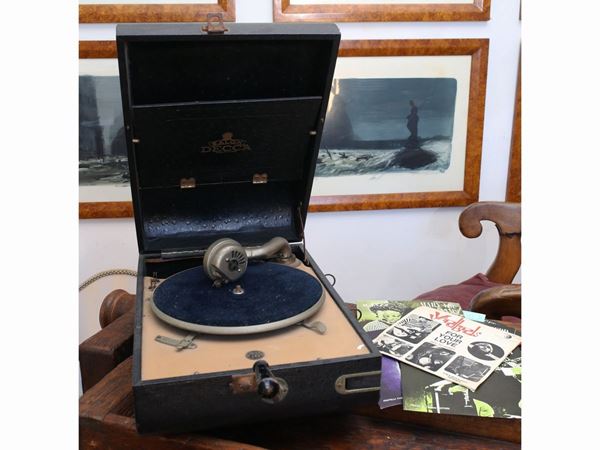 A vintage Decca 10 gramophone and vinyl records