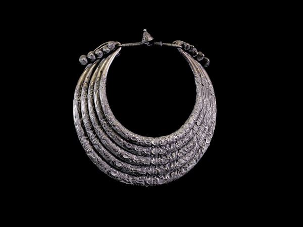 A silver metal collar, Hmgon population, South Cina