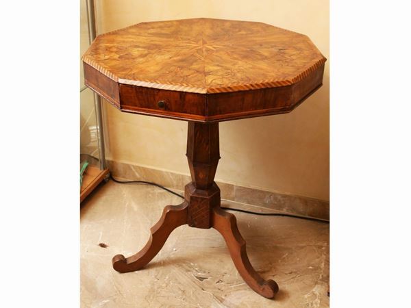A small walnut veneered table  (Emilia, half of 19th century)  - Auction The florentine house of a milanese collector: important glasses, objects of art and contemporary art - Maison Bibelot - Casa d'Aste Firenze - Milano