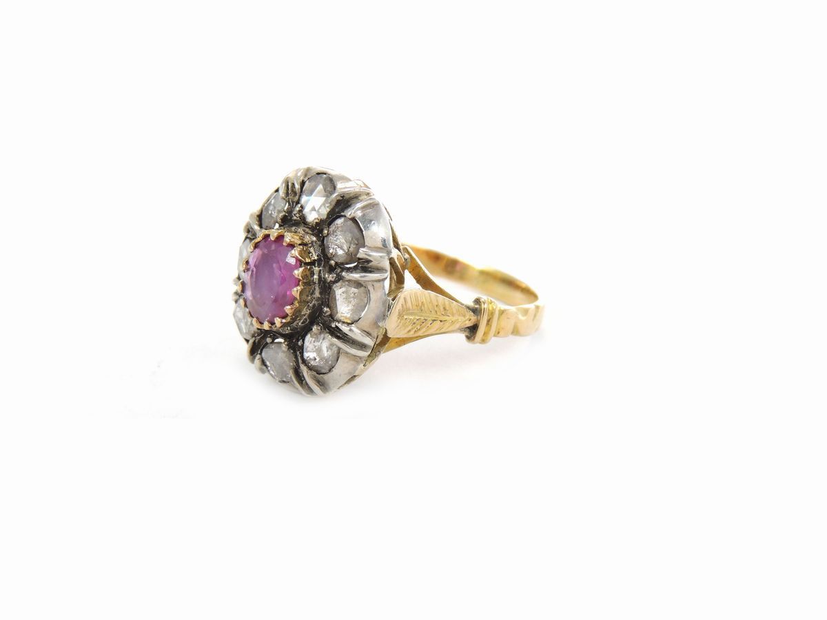 Anello in Oro Giallo e Argento con Diamanti e Rubino