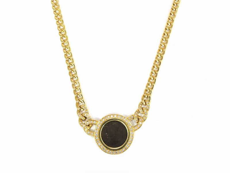 Collana in Oro Giallo con Diamanti e Riproduzione di una Moneta Romana