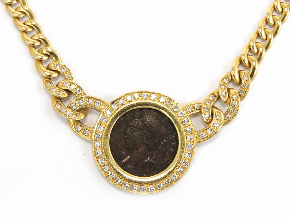 Collana in Oro Giallo con Diamanti e Riproduzione di una Moneta Romana