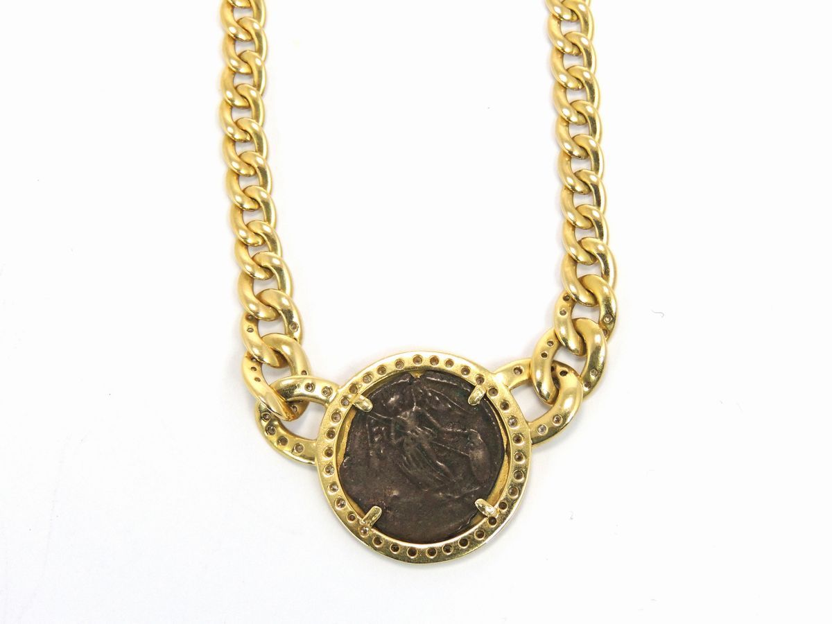 Collana in Oro Giallo con Diamanti e Riproduzione di una Moneta Romana
