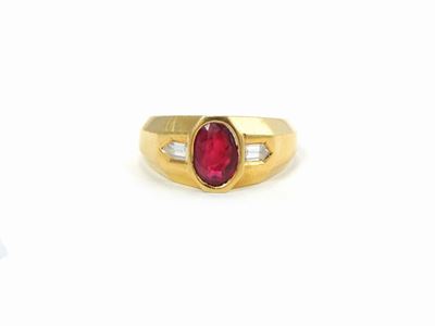 Anello in Oro Giallo con Diamanti e Rubino