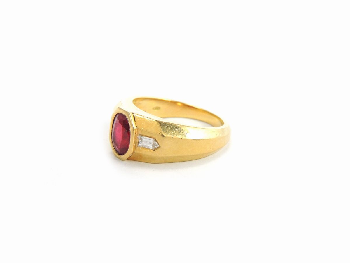 Anello in Oro Giallo con Diamanti e Rubino