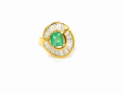 Anello in Oro Giallo con Diamanti e Smeraldo