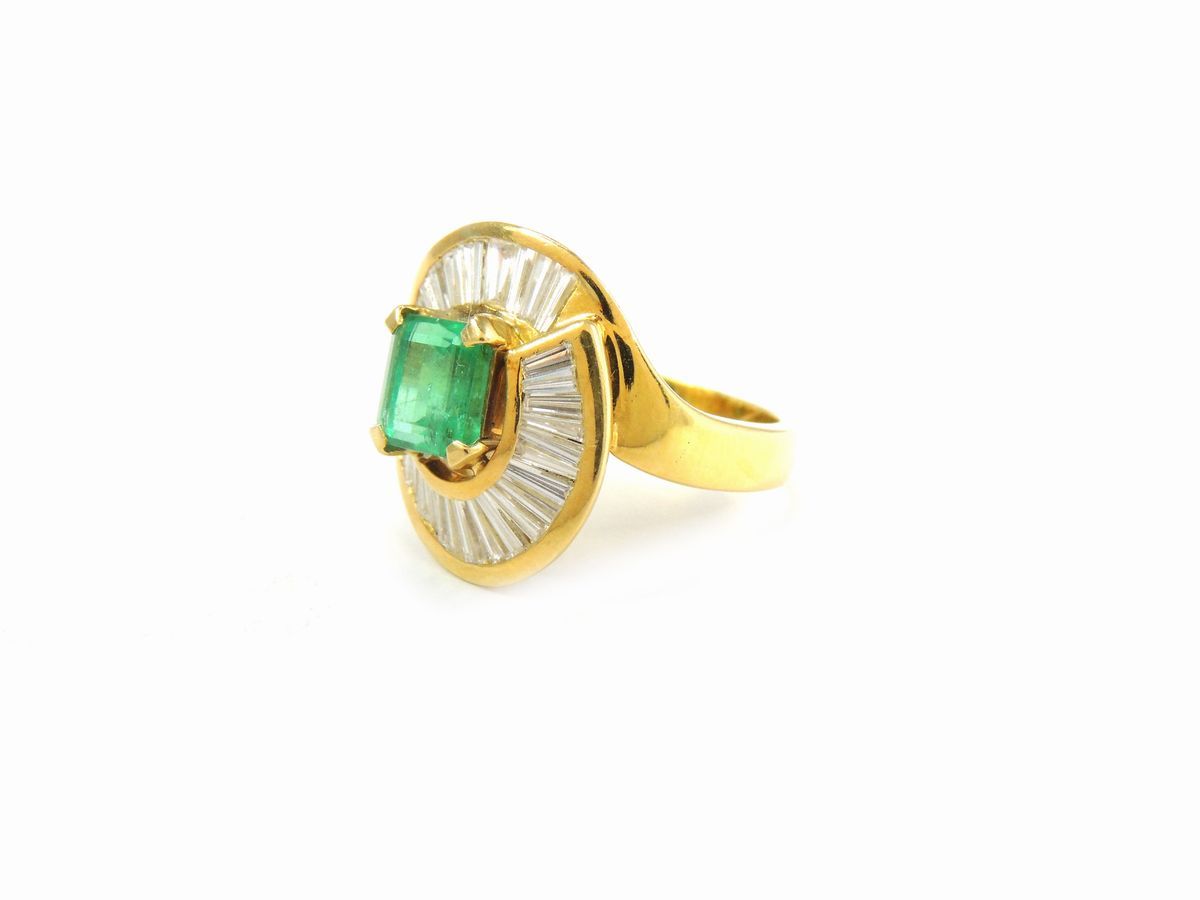 Anello in Oro Giallo con Diamanti e Smeraldo