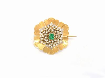 Spilla in Oro Giallo con Microperle e Pasta Vitrea Verde
