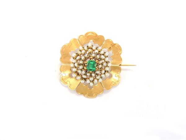 Yellow gold brooch with micropearls and green glass paste