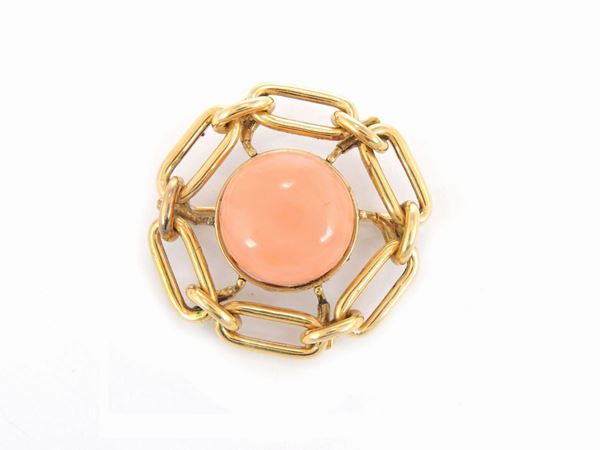 Yellow gold brooch with pink orange coral