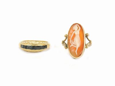 Due Anelli, Due Spille e un Paio di Orecchini in Oro Giallo con Zaffiri, Perle e Cameo in Conchig...