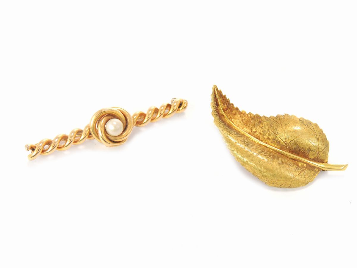 Due Anelli, Due Spille e un Paio di Orecchini in Oro Giallo con Zaffiri, Perle e Cameo in Conchig...