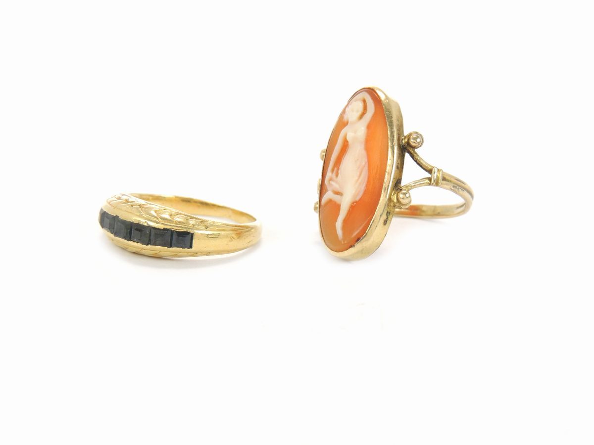 Due Anelli, Due Spille e un Paio di Orecchini in Oro Giallo con Zaffiri, Perle e Cameo in Conchig...