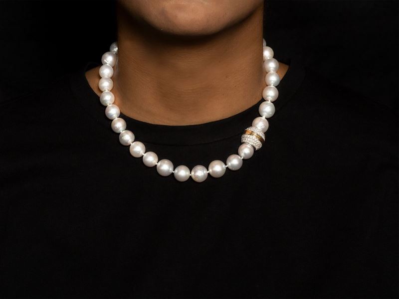 Collana di Perle Coltivate South Sea con Fermezza in Oro Bianco e Giallo con Diamanti
