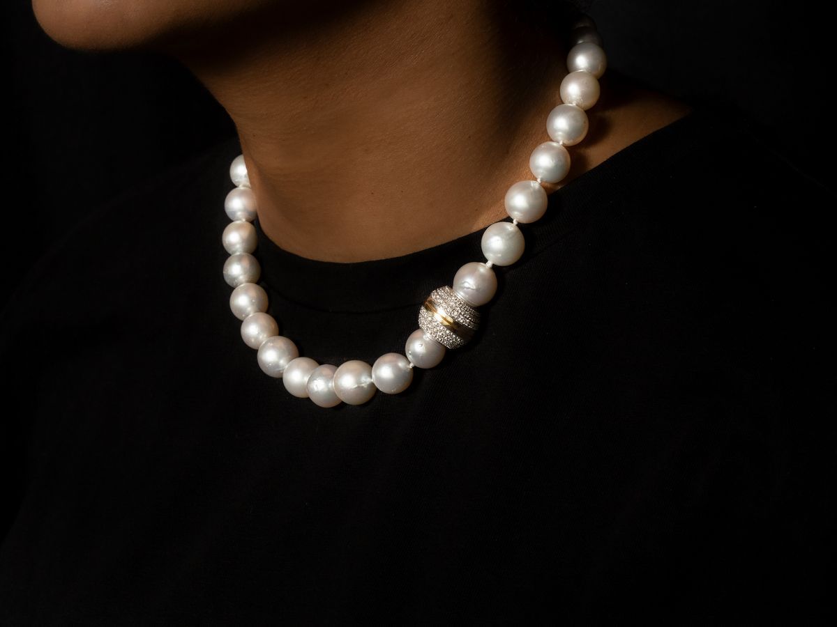 Collana di Perle Coltivate South Sea con Fermezza in Oro Bianco e Giallo con Diamanti