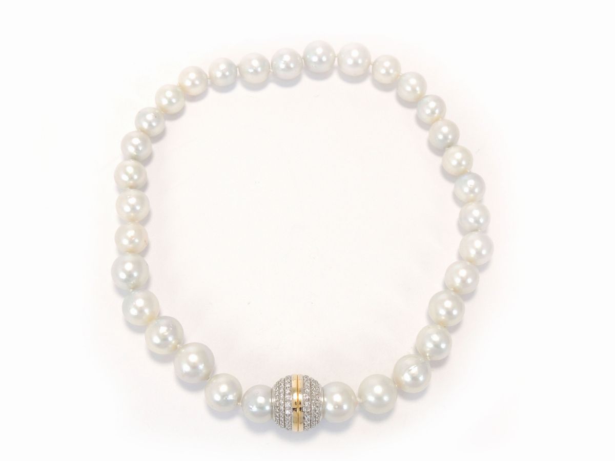 Collana di Perle Coltivate South Sea con Fermezza in Oro Bianco e Giallo con Diamanti
