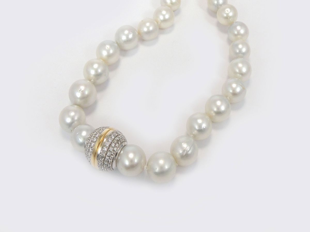 Collana di Perle Coltivate South Sea con Fermezza in Oro Bianco e Giallo con Diamanti