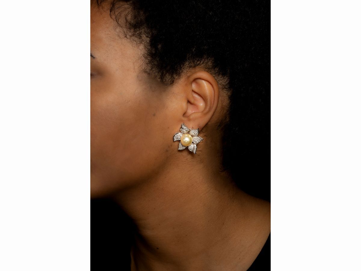 Demi Parure Anello e Orecchini in Oro Bianco con Diamanti e Perle Coltivate Gold