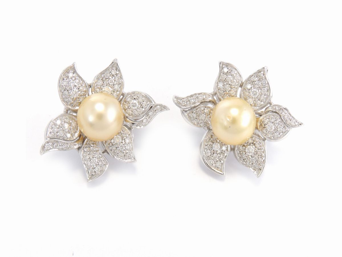 Demi Parure Anello e Orecchini in Oro Bianco con Diamanti e Perle Coltivate Gold