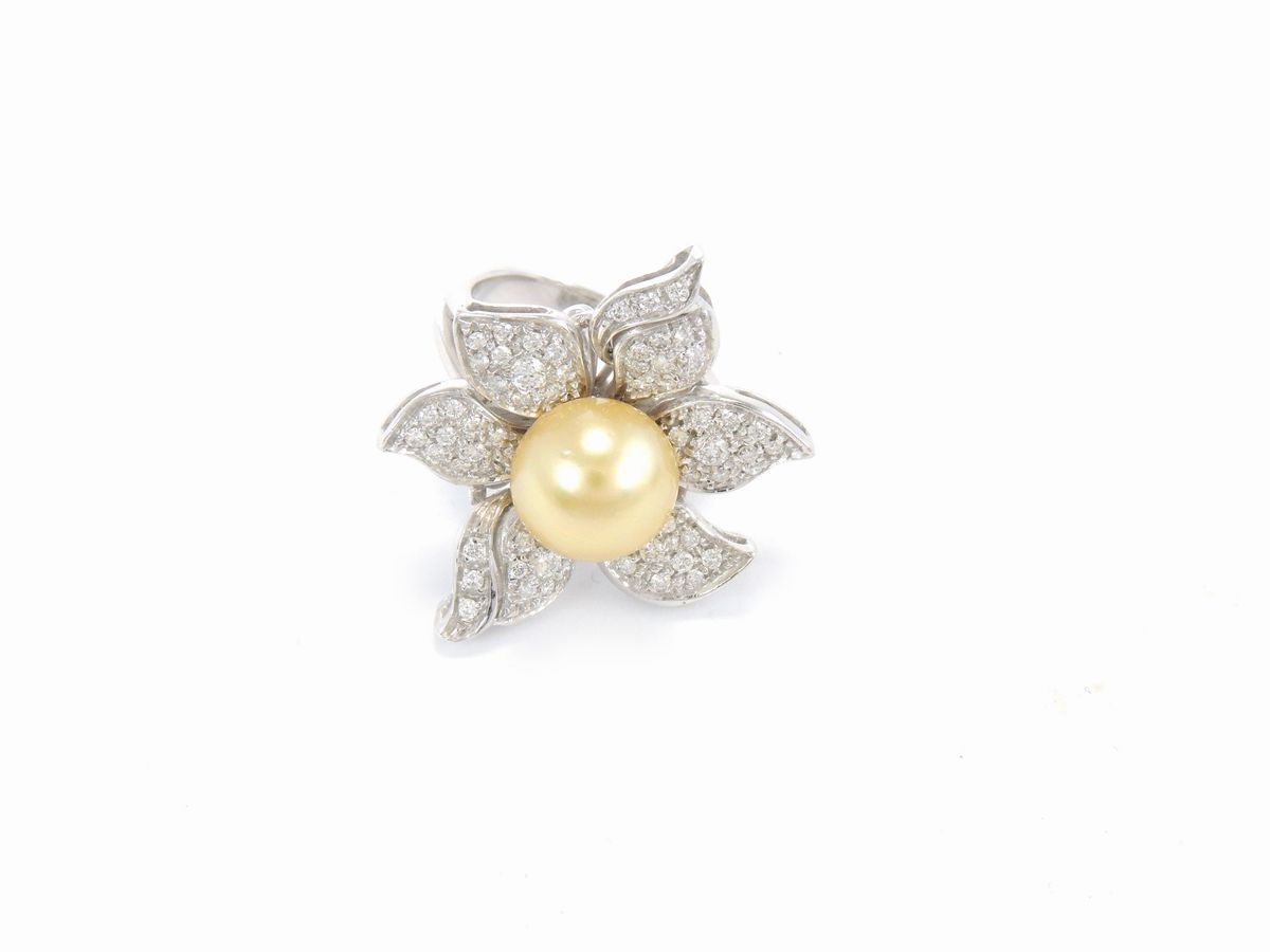 Demi Parure Anello e Orecchini in Oro Bianco con Diamanti e Perle Coltivate Gold