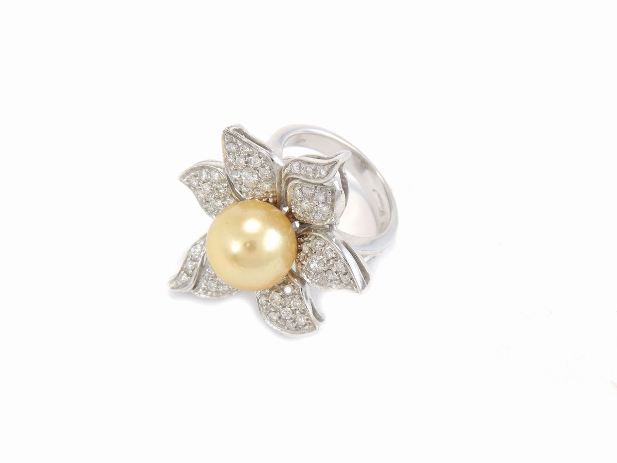 Demi Parure Anello e Orecchini in Oro Bianco con Diamanti e Perle Coltivate Gold