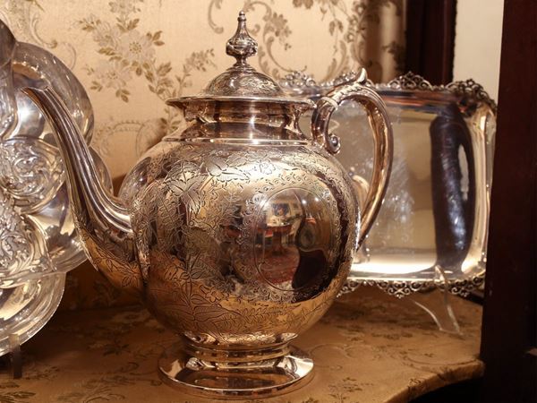 A silver teapot  (England)  - Auction The florentine house of a milanese collector: important glasses, objects of art and contemporary art - Maison Bibelot - Casa d'Aste Firenze - Milano