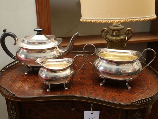 A silver tea service  (Birmingham, first half of 20th century)  - Auction The florentine house of a milanese collector: important glasses, objects of art and contemporary art - Maison Bibelot - Casa d'Aste Firenze - Milano