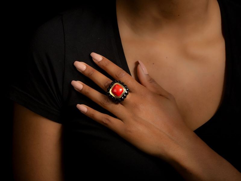 Anello in Oro Giallo e Argento 925/1000 Allegra con Corallo Rosso e Smalto Nero